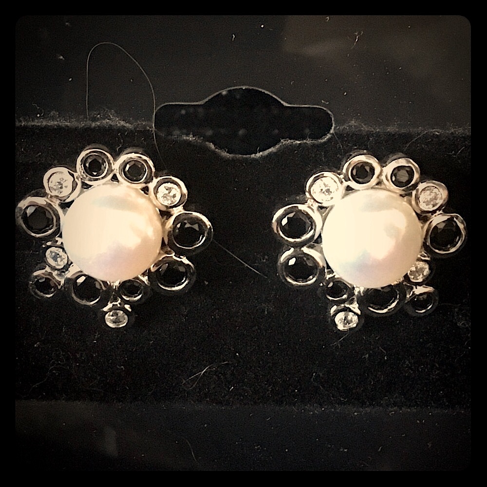 Beautiful pearl/gems silver earrings